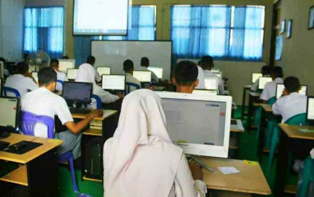 Ilustrasi ujian menggunakan komputer. 