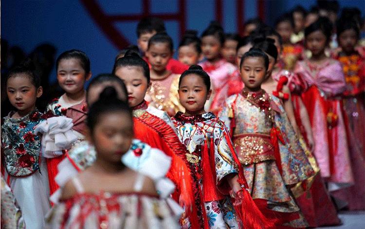 Anak-anak sebagai model membawakan kreasi koleksi Musim Semi/Musim Panas 2021 MIBAI oleh Qingmei Lou, dalam China Fashion Week di Beijing, China, Senin (26/10/2020). ANTARA FOTO/REUTERS/Tingshu Wang/hp/cfo