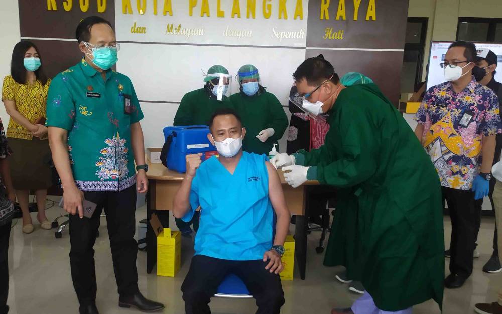 Vaksinasi Covid-19 tahap pertama di RSUD Kota Palangka Raya.