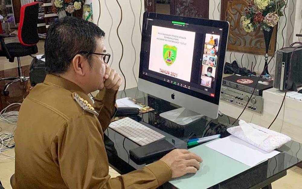 Bupati Barito Timur, Ampera AY Mebas saat menyampaikan pokok-pokok arahan secara virtual dalam musrenbang tingkat kecamatan, Selasa, 9 Februari 2021.