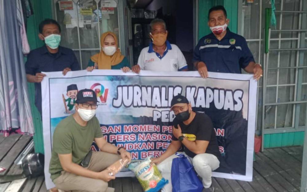 Aksi sosial yang dilaksanakan Jurnalis Kapuas dalam rangka peringatan HPN 2021, Selasa, 9 Februari 2021.