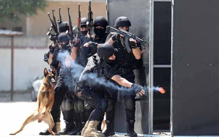 Sejumlah kadet polisi Hamas melemparkan granat suara saat mendemonstrasikan keahlian mereka pada upacara kelulusan, di tengah kekhawatiran akan penyebaran virus corona (COVID-19), di Kota Gaza, Kamis (7/5/2020)
