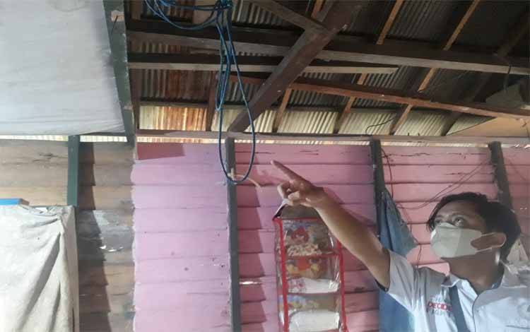Petugas Satreskrim Polres Seruyan menunjukan tali yang digunakan  seorang pemuda di Desa Sungai Undang mengakhiri hidupnya