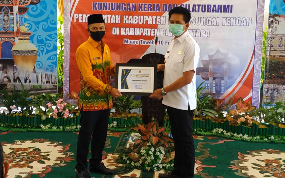 Bupati Barito Utara, Nadalsyah (kanan) menerima piagam penghargaan dari Wakil Bupati Hulu Sungai Tengah, Berry Nahdian Forqan, Rabu, 10 Februari 2021.