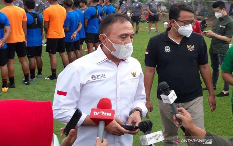 Ketua Umum PSSI Mochamad Iriawan (kiri) memberikan keterangan usai memantau latihan timnas Indonesia yang disiapkan untuk SEA Games 2021 di Gelora Bung Karno, Jakarta, Rabu (10/2). Latihan itu akan berlangsung sampai 28 Februari 2021