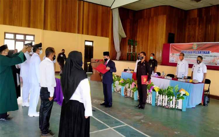 Bupati Katingan Sakariyas melantik 10 penjabat kepala desa wilayah Kecamatan Katingan Kuala
