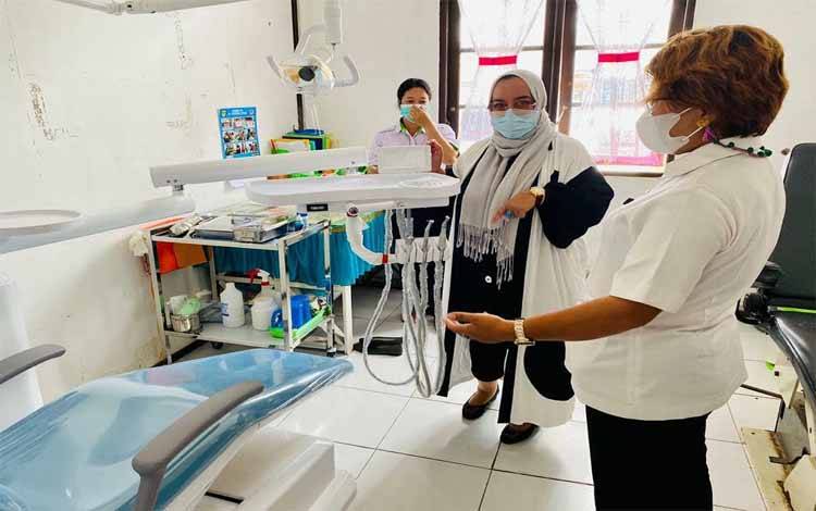 Wakil Ketua III DPRD Kalteng, Faridawaty Darland Atjeh melihat alat poli gigi di Puskesmas Sepang, Rabu 10 Februari 2021