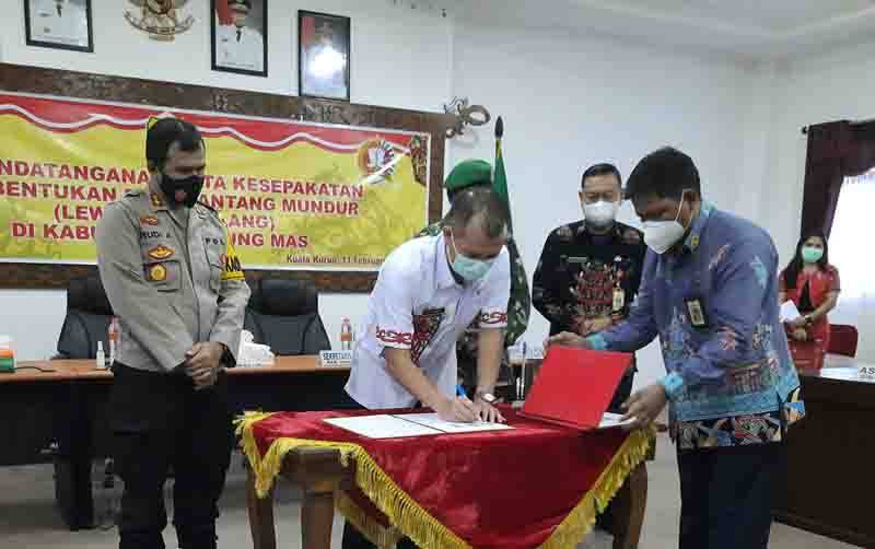 Bupati Gumas Jaya S Monong menandatangani Nota Kesepakatan.