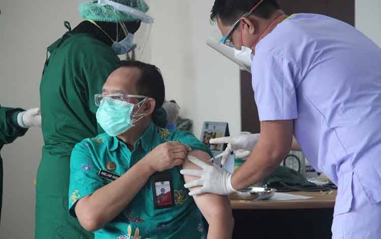Kepala Dinas Kesehatan Palangka Raya, Andjar Hari Purnomo saat menerima vaksin Covid-19.