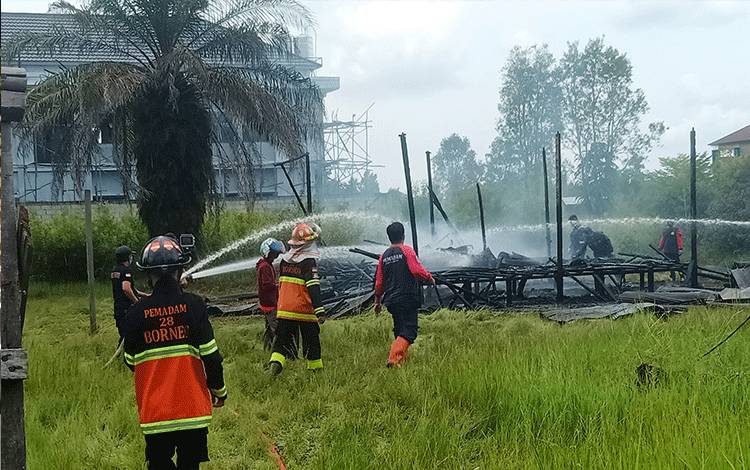 Tim pemadam kebakaran dari Kota Palangka Raya saat melakukan pendinginan di lokasi tersebut.