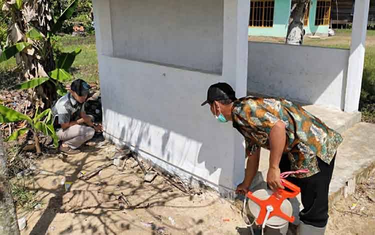 Tim Monitoring Kecamatan Bataguh saat memonitor kegiatan dari dana desa di Desa Bangun Harjo.