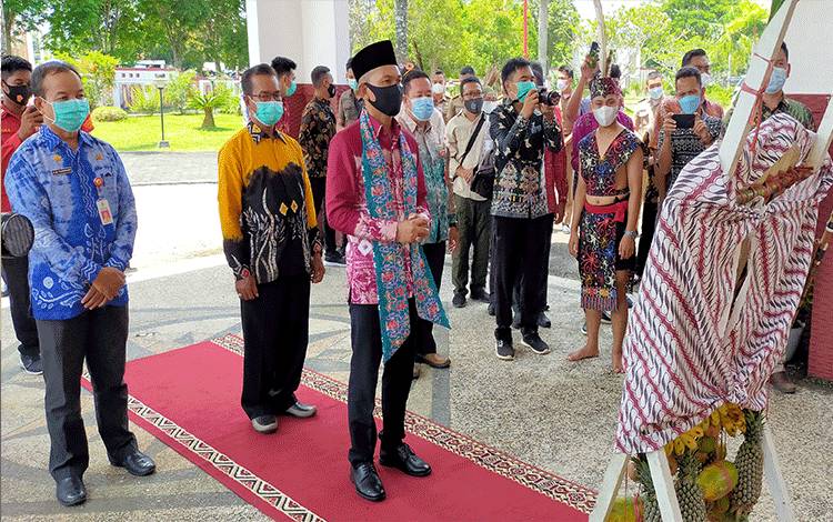 Penyambutan Wakil Bupati Hulu Sungai Tengah saat tiba di rumah jabatan Bupati Murung Raya.