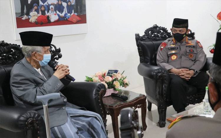 Kapolri Jenderal Pol Listyo Sigit Prabowo (kanan) berbincang dengan Ketua Majelis Ulama Indonesia (MUI) Sulsel Anre Gurutta (AG) K.H. Sanusi Baco di kediaman Anre Gurutta di Makassar, Sulsel. (ANTARA/ HO-Polri)