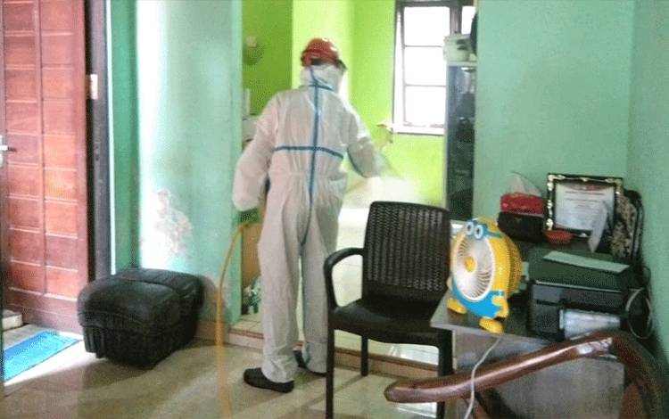 Satgas Penanganan Covid-19 Kalteng semprotkan disinfektan di perumahan Keluarah Bukit Tunggal
