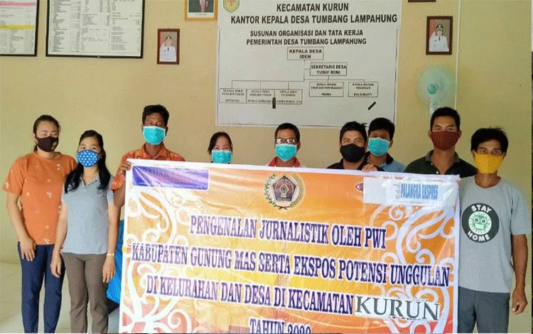 PWI Kabupaten Gunung Mas mengenalkan jurnalistik kepada Pemerintah Desa Tumbang Lampahung Kecamatan Kurun di tahun 2020 lalu.
