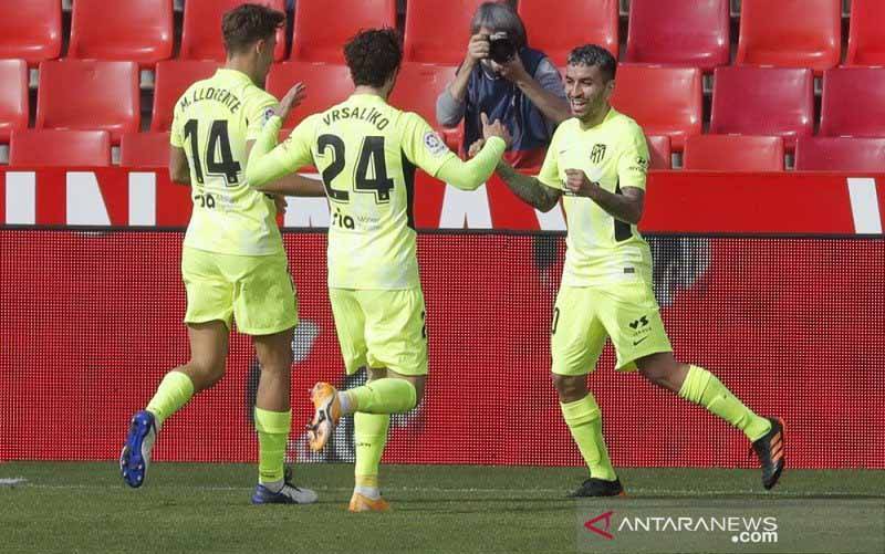 Gelandang serang Atletico Madrid Angel Correa (kanan) melakukan selebrasi bersama rekan-rekannya seusai mencetak gol kedua timnya ke gawang Granada dalam lanjutan Liga Spanyol di Stadion Nuevo Los Carmenes, Granada, Spanyol, Sabtu (13/2/2021). (foto : ANTARA/REUTERS/Jon Nazca)
