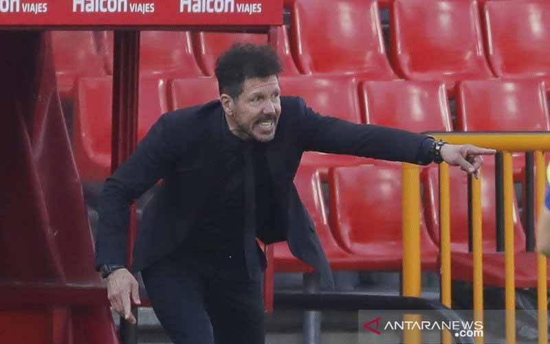 Manajer Atletico Madrid Diego Simeone memberi arahan saat mendampingi timnya menghadapi Granada dalam lanjutan Liga Spanyol di Stadion Nuevo Los Carmenes, Granada, Spanyol, Sabtu (13/2/2021). (foto : ANTARA/REUTERS/Jon Nazca)
