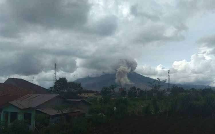 Gunung Sinabung di Kabupaten Karo, Sumatera Utara