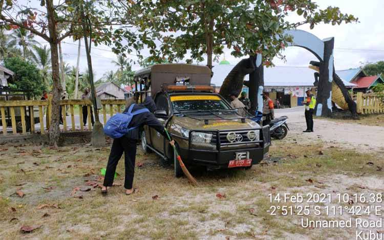 Pelanggar prokes nampak sedang menjalankan sanksi membersihkan tempat umum di kawasan Pantai Kubu