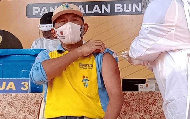 Kadinkes Kobar Achmad Rois saat mendapatkan vaksinasi covid-19 tahap pertama di Kabupaten Kobar beberapa waktu lalu.