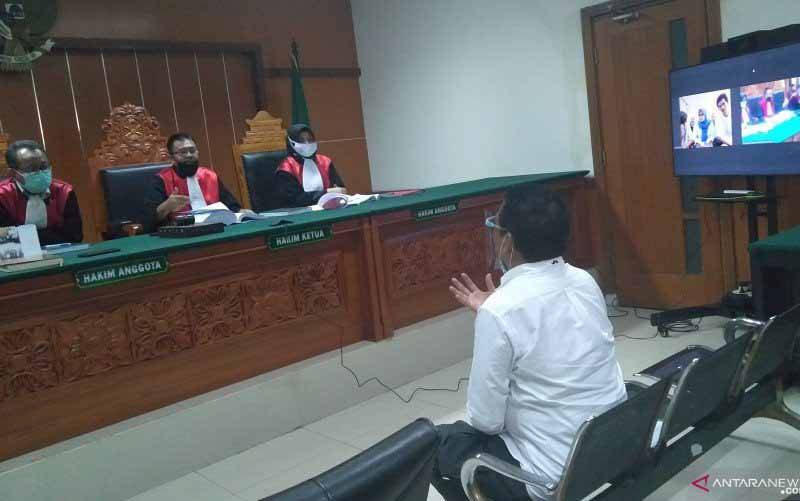Wartawan senior Ilham Bintang saat memberikan kesaksian atas kasus pembobolan rekening bank di Pengadilan Negeri Jakarta Barat, Rabu (8/7/2020). (foto : ANTARA/Devi Nindy)
