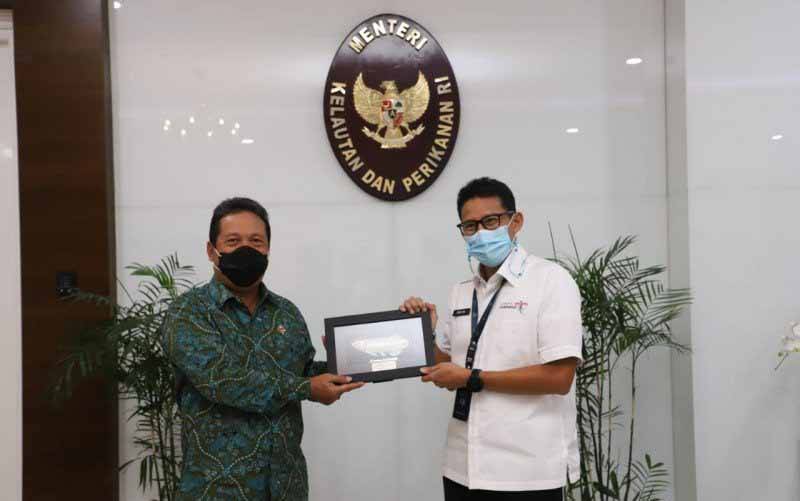 Menteri Kelautan dan Perikanan Sakti Wahyu Trenggono (kiri) menerima Menparekraf Sandiaga Uno di Kantor KKP, Jakarta, Senin (15/2/2021). (foto : ANTARA/HO-KKP)