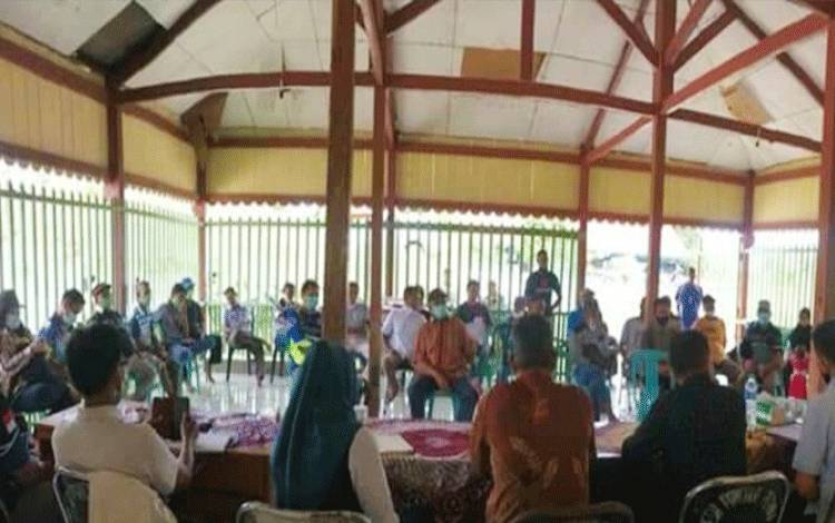 Kepala Dinas Pertanian Barito Utara, Syahmiludin A Surapati saat memberikan masukan dan arahan kepada para kelompok tani kebun sawit yang tergabung dalam koperasi mengenai program PSR.