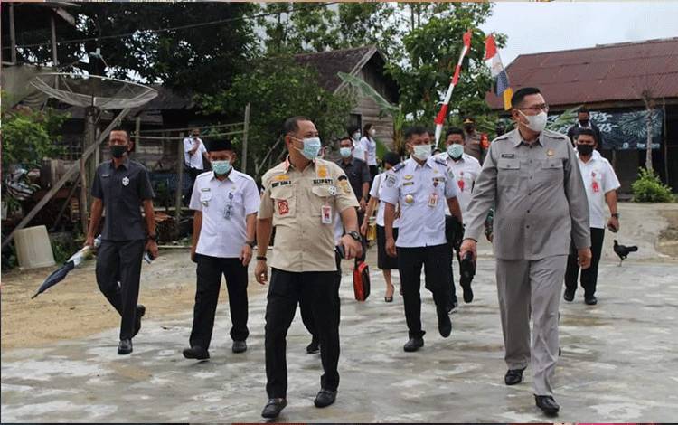 BupatiBarito Selatan, H Eddy Raya Samsuri, melaksanakan musrenbangdes ke Desa Kalanis, Senin.