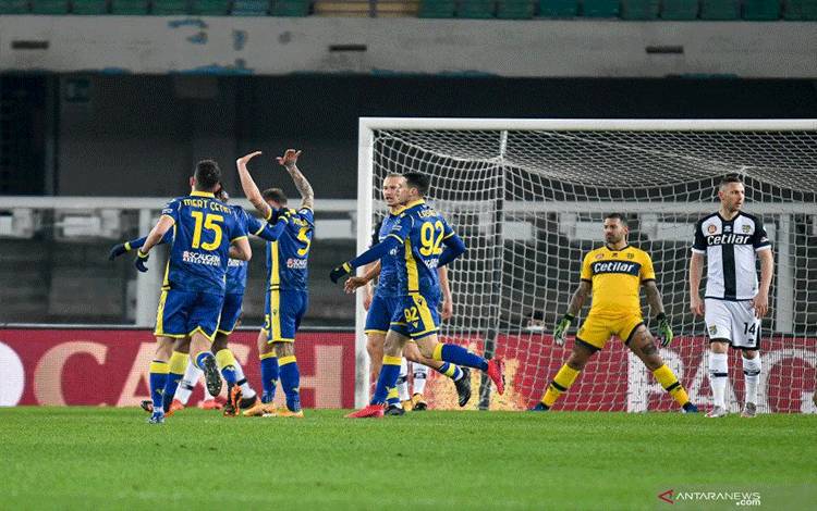 Para pemain Verona merayakan gol yang bersarang ke gawang Parma pada pertandingan Liga Italia yang dimainkan di Stadion Marc Antoni Bentegondi, Verona, Senin (15/2/2021). (ANTARA/IPA/Sipa USA via Reuters Connect)