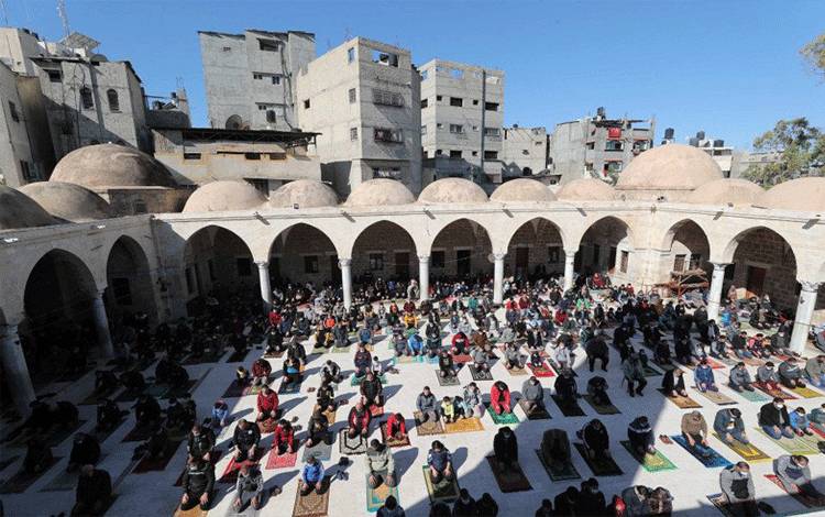 Warga Palestina menjalankan ibadah salat Jumat di sebuah masjid setelah pelonggaran pembatasan akibat wabah penyakit virus corona (COVID-19), di Kota Gaza, Jumat (22/1/2021). ANTARA FOTO/REUTERS/Mohammed Salem/HP/djo (REUTERS/MOHAMMED SALEM)