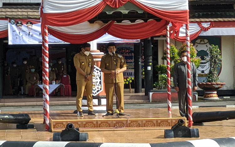 Bupati Kotim Supian Hadi dan Wakil Bupati Kotim Taufiq Mukri, saat memimpin apel bersama berakhirnya masa jabatan mereka.