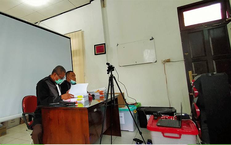 Jaksa Jhon Key dan Pandu H saat menyidangkan terdakwa pajak Seniman Merdeka.