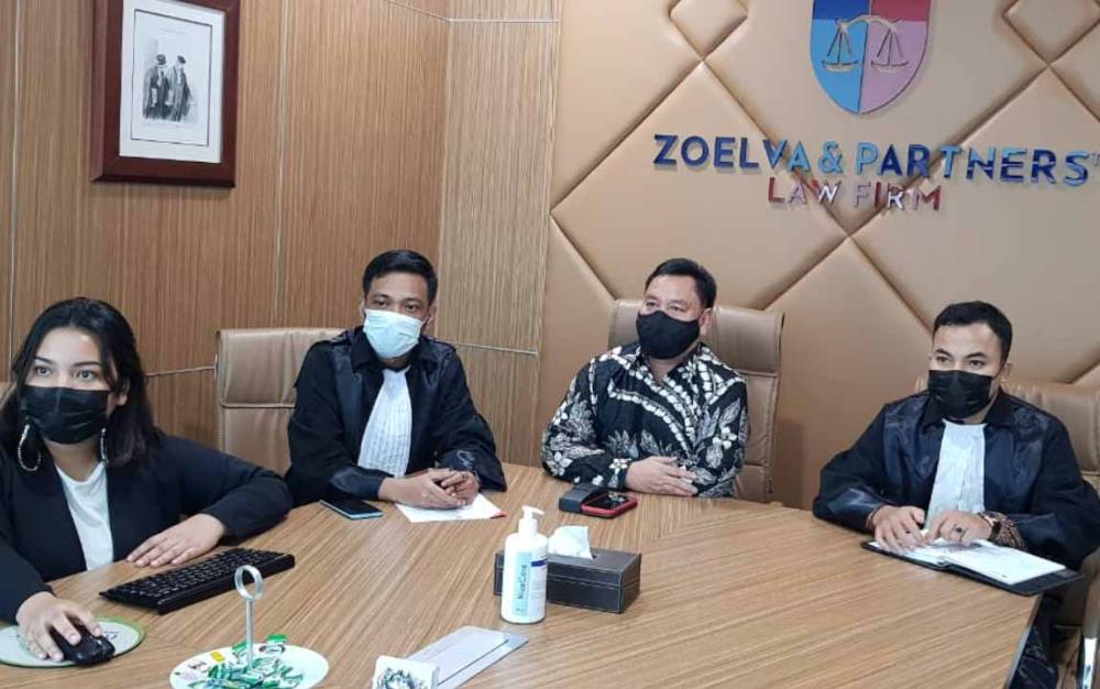 Calon Bupati Kotim, Halikinnor (2 dari kanan) bersama kuasa hukumnya saat menyaksikan sidang putusan MK terkait sengketa Pilkada Kotim, Selasa, 16 Februari 2021.