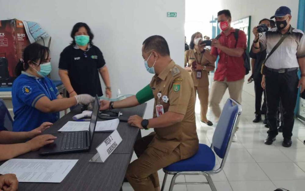 Bupati Barito Selatan, Eddy Raya Samsuri menjalani pemeriksaan sebelum vaksinasi covid-19 dosis kedua, Selasa, 16 Februari 2021.