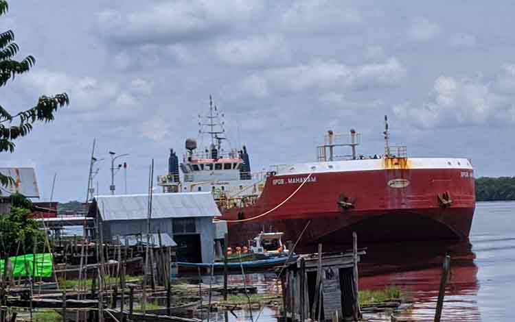 Kapal tanker yang tambat di Terminal BBM Pertamina Sampit