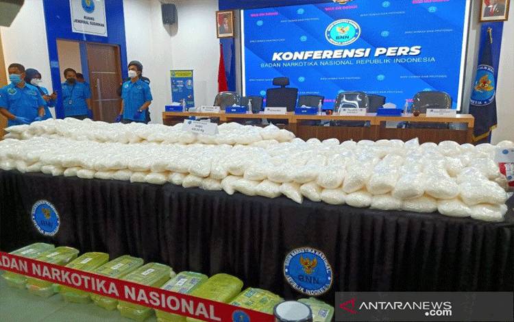 Barang bukti narkotika jenis sabu seberat 466,19 kg yang ditampilkan dalam jumpa pers di Kantor BNN RI, Cawang, Jakarta Timur, Rabu (17/2/2021) (ANTARA/Fathur Rochman)