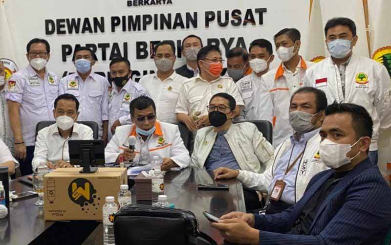 Ketua Umum DPP Partai Berkarya Muchdi Purwopranjono (kedua kiri), di Kantor DPP Partai Berkarya, Jakarta. (foto : ANTARA/HO-DPP Partai Berkarya)