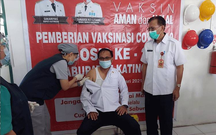 Wakil Bupati Katingan Sunardi Litang menjalani vaksinasi Covid-19 tahap kedua di RSUD Mas Amsyar Kasongan.