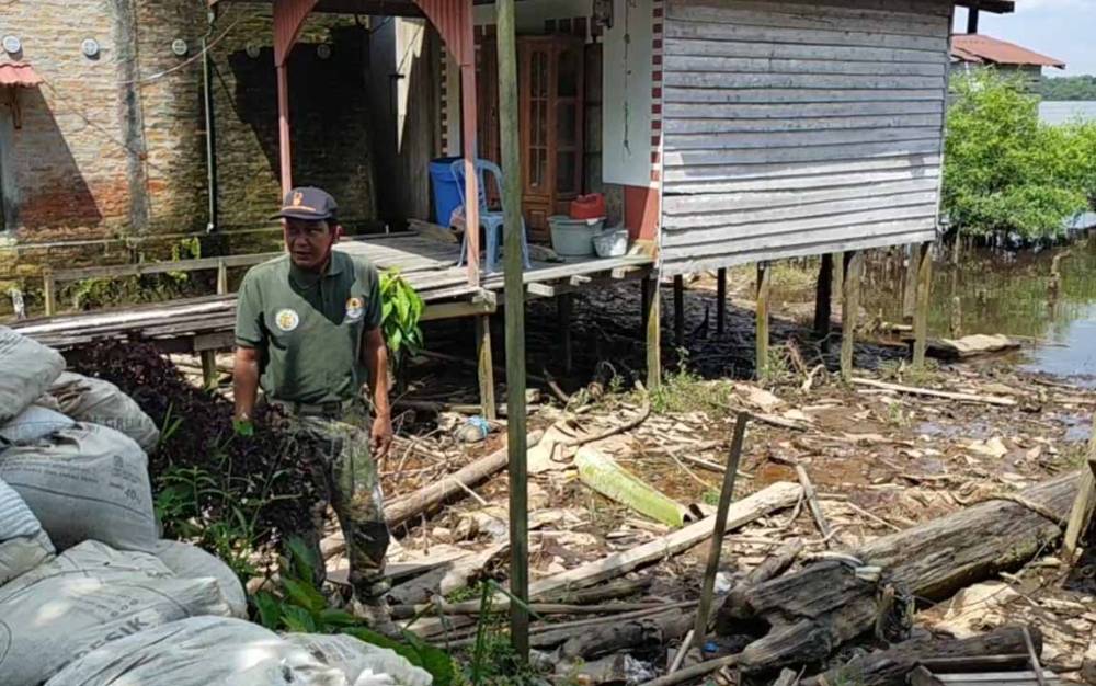 Komandan BKSDA Pos Jaga Sampit Muriansyah saat meninjau lokasi kemunculan buaya di Desa Bangkuang Makmur, Kecamatan Mentawa Baru Ketapang.