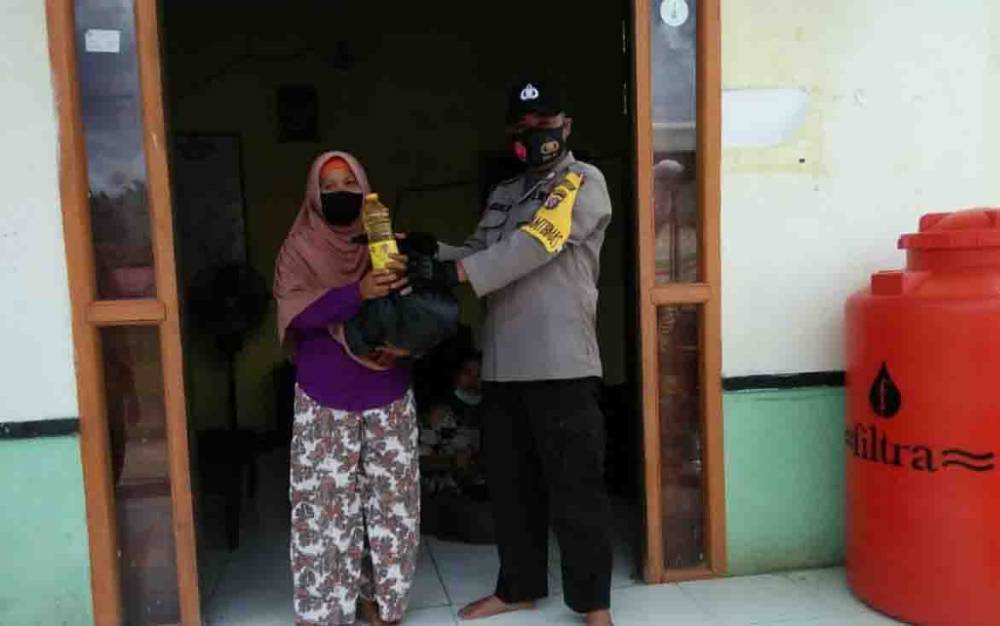 Warga membutuhkan di Desa Tumbang Darap diberikan bingkisan oleh personel Pospol Tumbang Darap