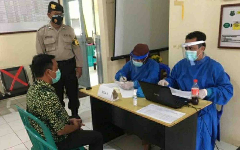 Personel Polsek Kapuas Barat melaksanakan monitoring vaksinasi tenaga kesehatan Puskesmas Mandomai, Kamis 18 Februari 2021