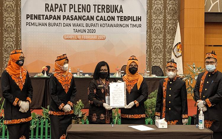  Ketua KPU Kotim menyerahkan hasil pleno penetapan pemenang Pilkada kepada Ketua DPRD Kotim, Rini.