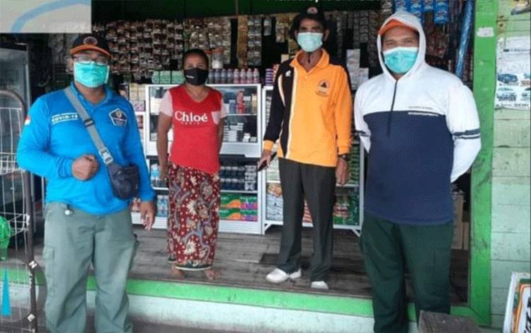 Tim Satgas Provinsi Kalteng saat melaksanakan sosialisasi kepada masyarakat tentang pentingnya menggunakan masker dalam mencegah Covid-19.