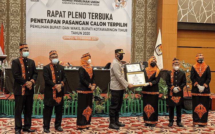 Kapolres Kotim saat menerima penghargaan dari KPU Kotim.