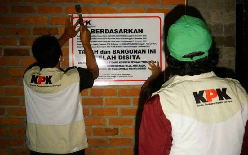 Penyidik KPK memasang plang penyitaan di salah satu villa di Kabupaten Sukabumi, Jawa Barat milik tersangka Edhy Prabowo. (foto : Humas KPK)