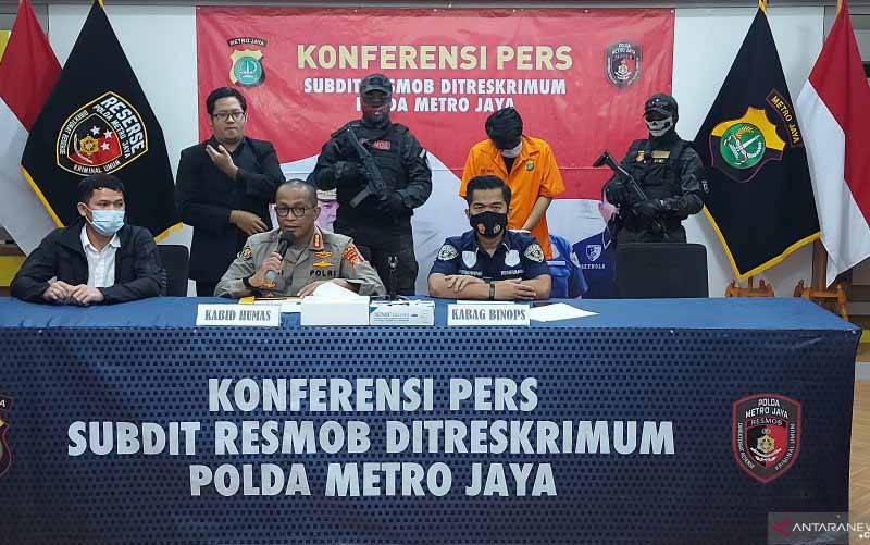 Polda Metro Jaya hadirkan juru bahasa isyarat (kiri belakang) dalam jumpa pers pengungkapan kasus di Polda Metro Jaya, Kamis (18/2/2021). (foto : ANTARA/Fianda Sjofjan Rassat)