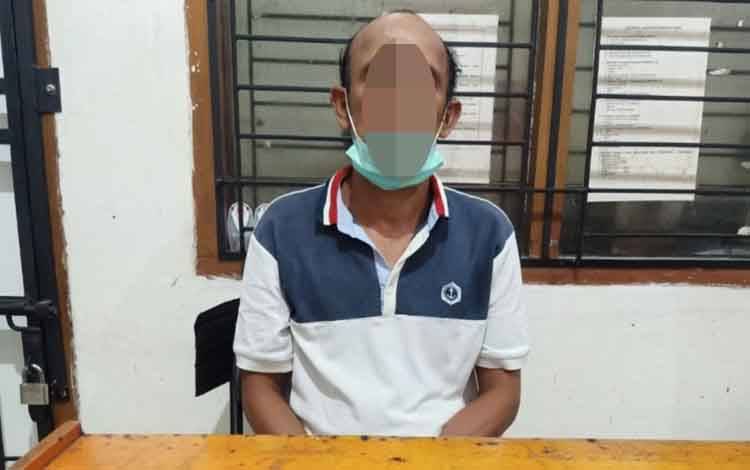 Seorang tersangka pengedar sabu saat di interogasi jajaran Satreskoba Polres Kotim