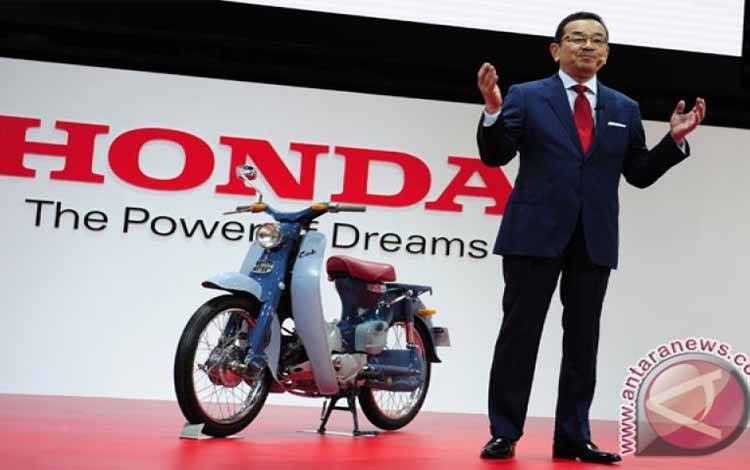 Presiden dan CEO Honda Motor Takahiro Hachigo memaparkan penjelasannya saat konferensi pers memperkenalkan produk unggulannya di ajang Tokyo Motor Show 2015 di di Tokyo Big Sight, Rabu (28/10/2020)