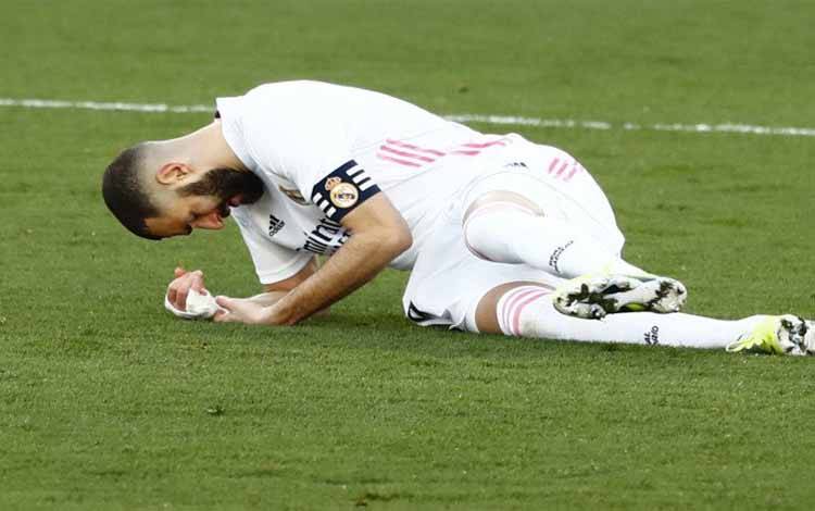 Striker Real Madrid Karim Benzema saat mengalami cedera ketika menghadapi Levante di Estadio Alfredo Di Stefano, Madrid, Spanyol, 30 Januari 2021