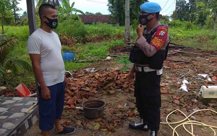Personel Polsek Seruyan Hilir memberikan sosialisasi pencegahan pungli kepada masyarakat di Kelurahan Kuala Pembuang II.